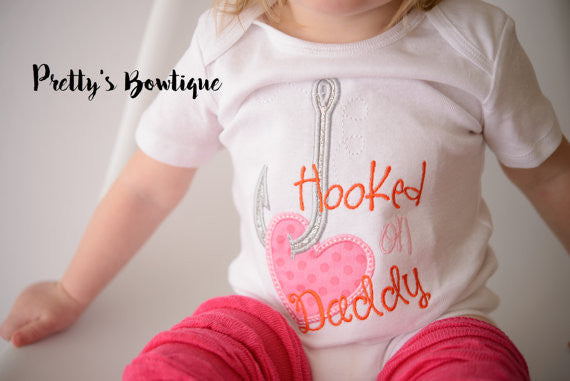 Baby Girl Hooked on Daddy bodysuit/Shirt -- Girls Fishing Outfit -- Baby shower gift -- little girls outfit -- Daddy's Girl shirt - Pretty's Bowtique