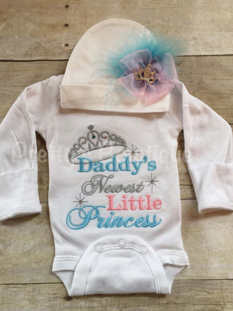 Baby Girl Coming Home Outfit -- Daddy's newest princess -- The Princess Has Arrived Embroidery Design Bodysuit & Hat Set -- Little sister - Pretty's Bowtique