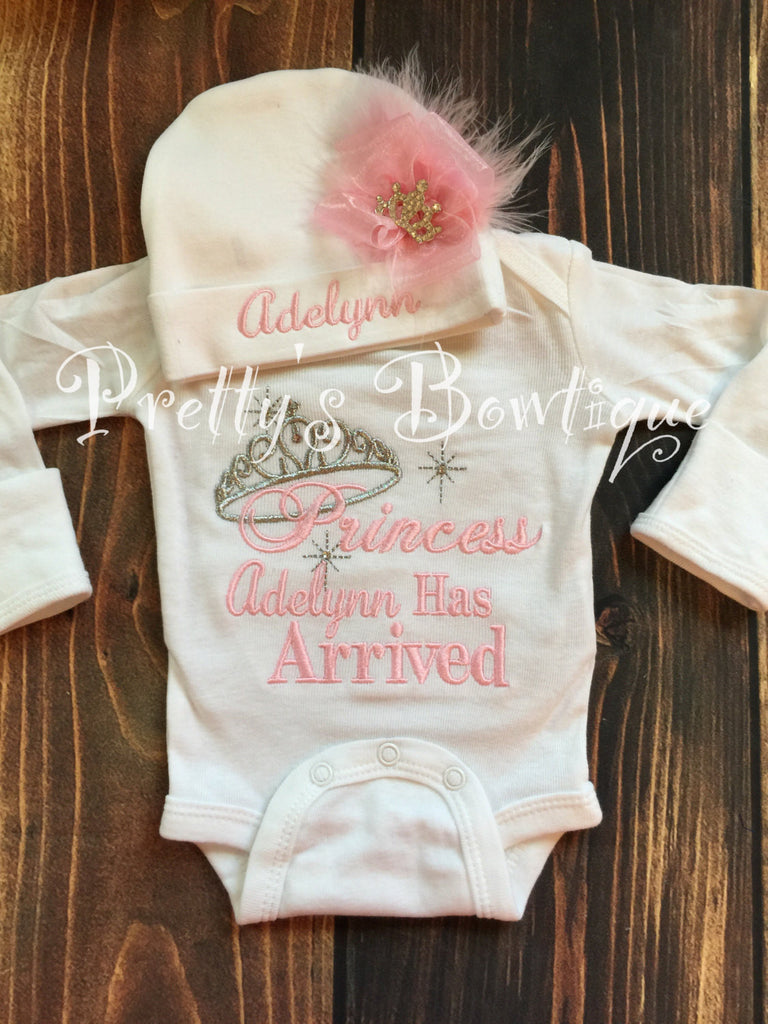 Baby girl coming home outfit -- The Princess has arrived bodysuit and hat set -- Personalized princess has arrived -- baby shower gift - Pretty's Bowtique