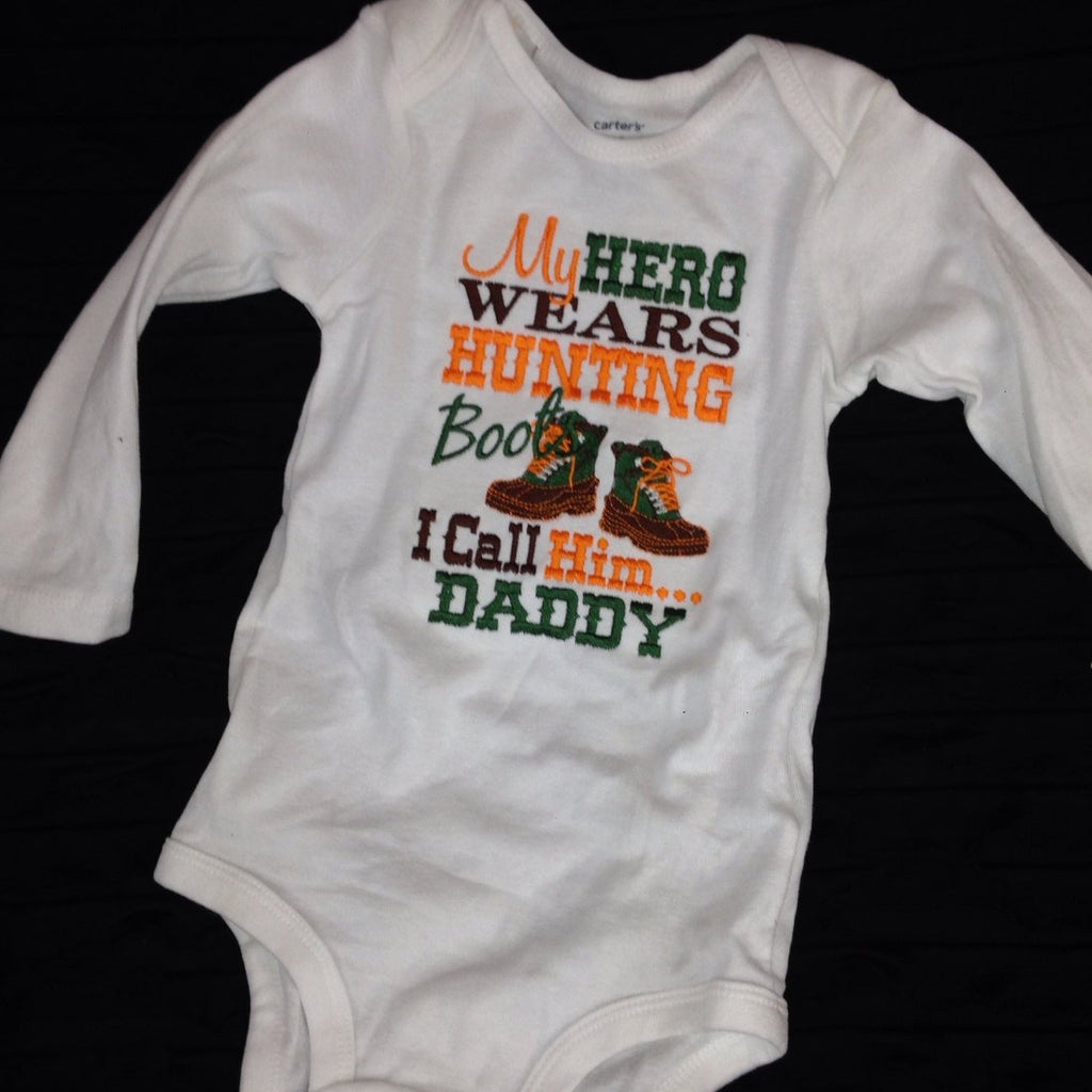 Hunting baby bodysuit -- Hero wears hunting boots bodysuit or T-Shirt -- My hero wears hunting boots - Pretty's Bowtique