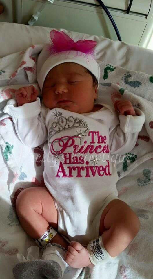 The Princess has arrived shirt or bodysuit and hat set.  Perfect for hospital or coming home outfit - Pretty's Bowtique
