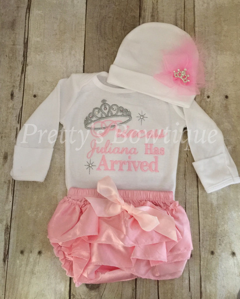 Baby Girl Coming Home Outfit -- The Princess Has Arrived Embroidery Design Bodysuit, bloomer & Hat Set - Pretty's Bowtique