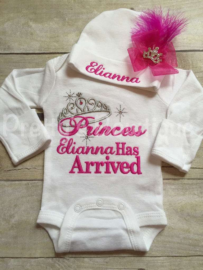 Baby girl coming home outfit -- The Princess has arrived bodysuit and hat set -- Personalized princess has arrived -- baby shower gift - Pretty's Bowtique