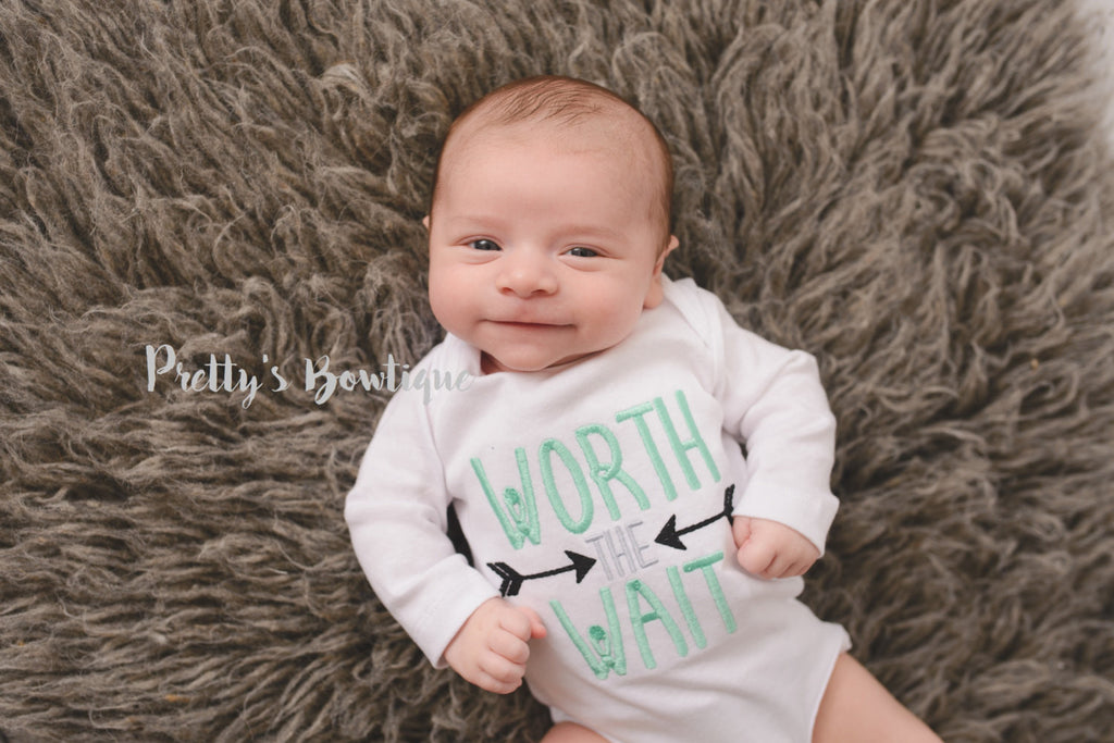 Worth the wait bodysuit-- Coming home outfit-- Gender neutral Worth the Wait Bodysuit or shirt can be customized -- Coming home outfit - Pretty's Bowtique